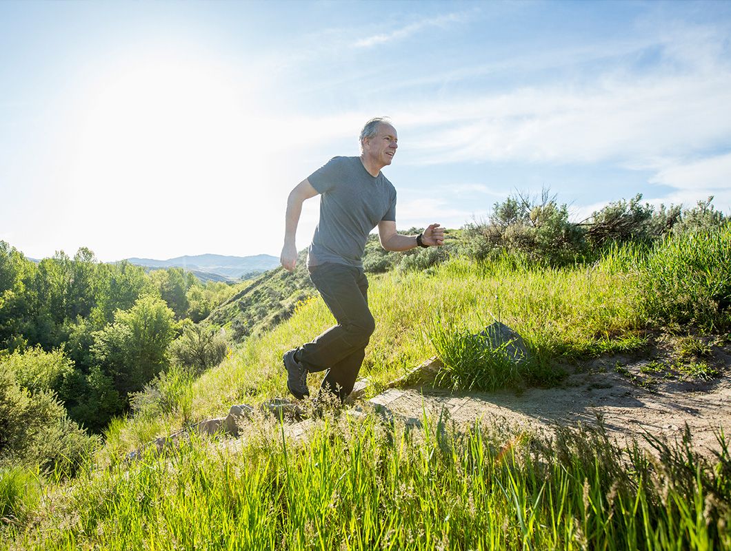 Mann joggt um Blutdruck zu verbessern