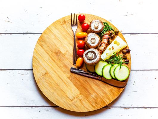 Nahrungsverzicht beim Fasten: Teller zu einem viertel gefüllt mit Obst und Gemüse