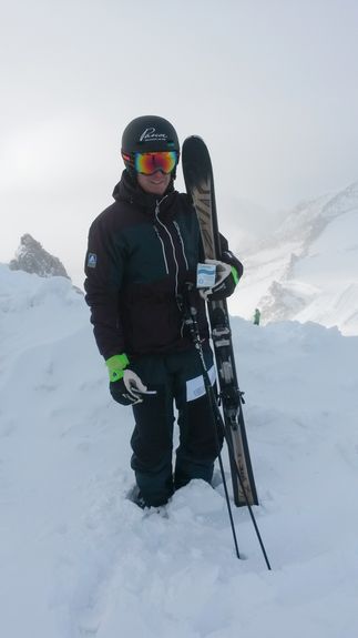 Felix Wiemers im Schnee nimmt Basentabs