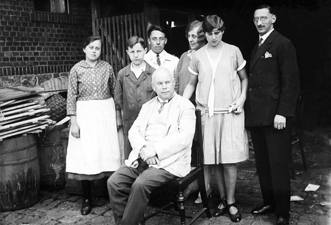Die Pascoe-Belegschaft in den 1920er Jahren; sitzend der Firmengründer