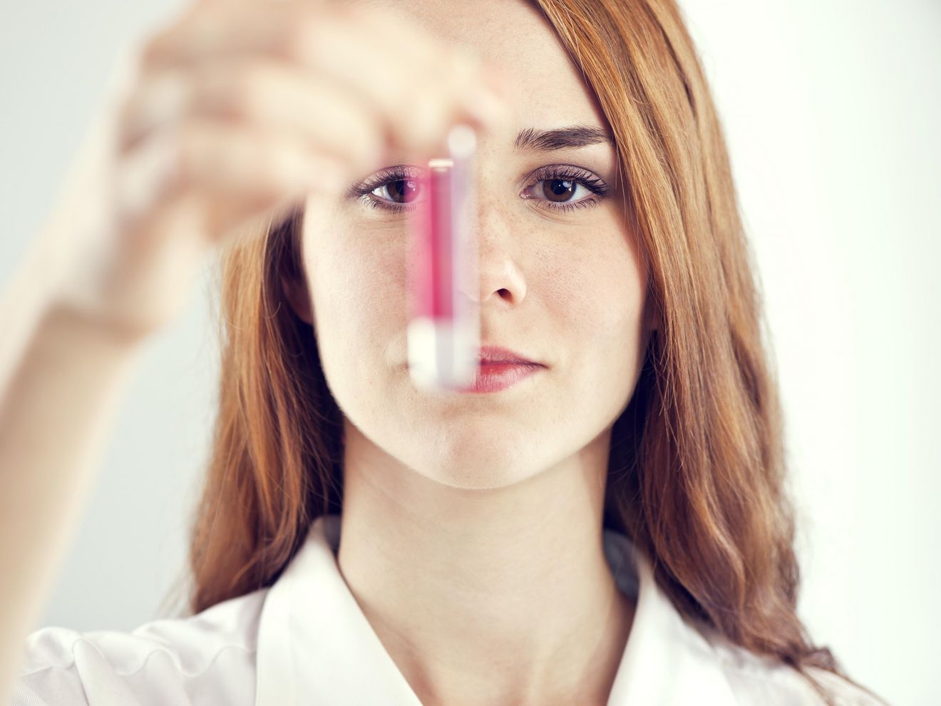 Leberwerte: Frau untersucht Blutprobe
