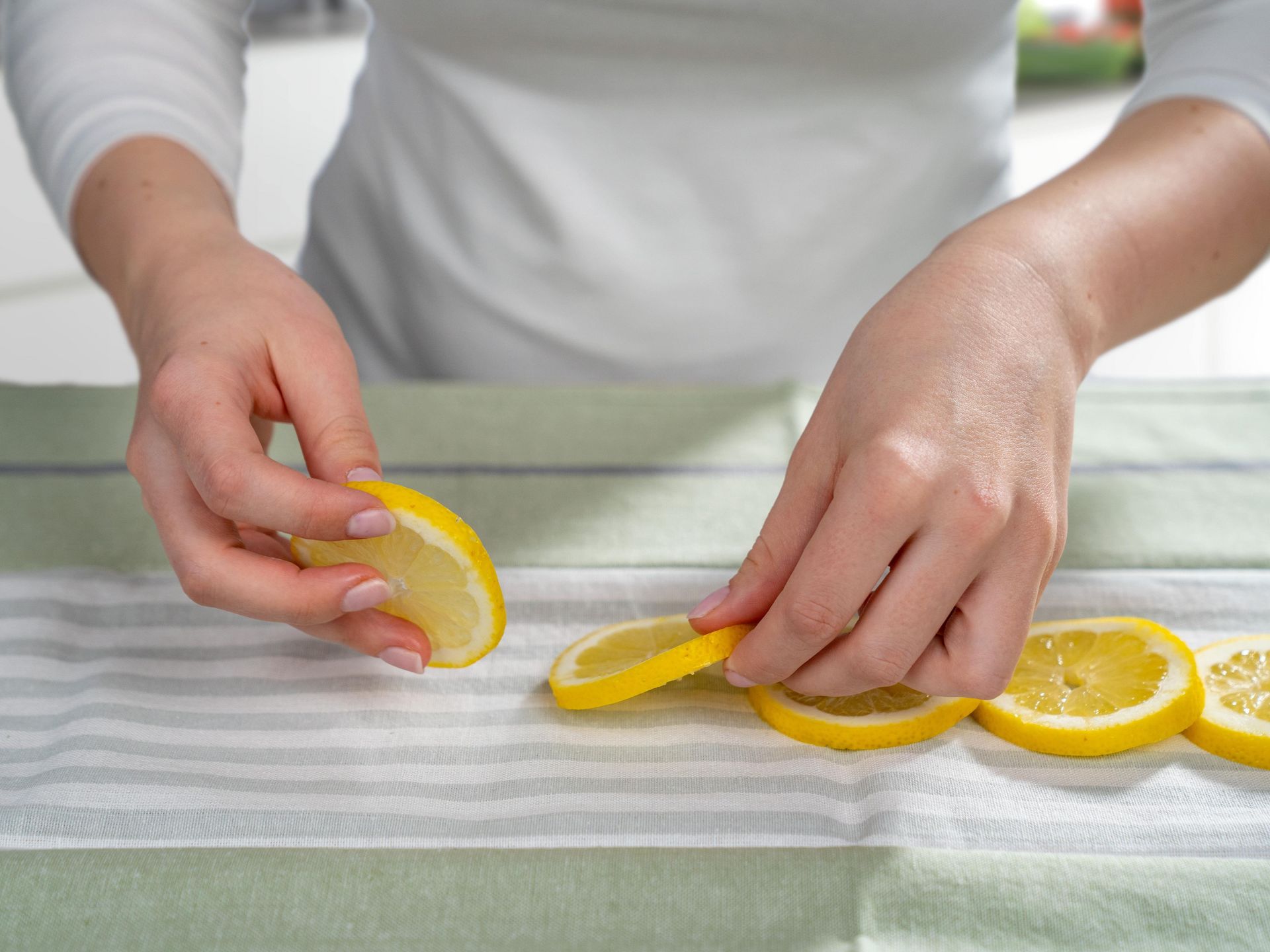 Halsschmerzen: Vorbereitung eines Halswickels mit Zitronen