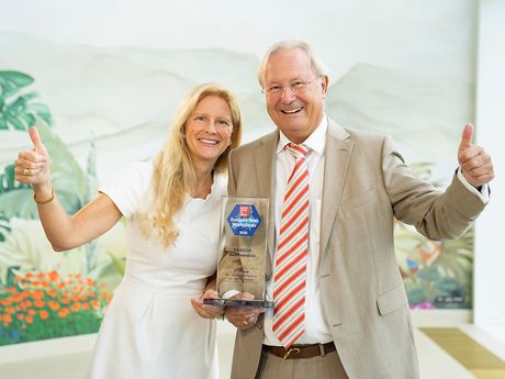 Das Geschäftsführende Ehepaar nimmt den Preis "Great Place to Work Europe" entgegen