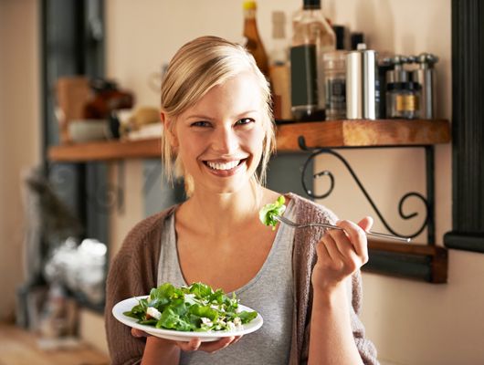 Frau isst gesundes Essen um Magenschmerzen vorzubeugen