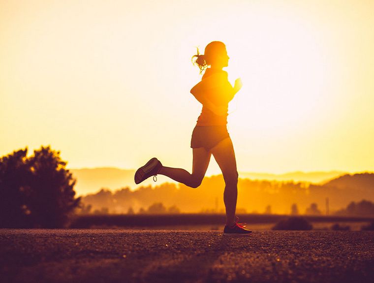 Frau joggt in der Sonne - Elektrolythaushalt beachten