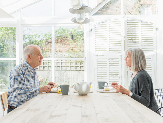 Älteres Ehepaar sitzt am Tisch und leidet unter Appetitlosigkeit