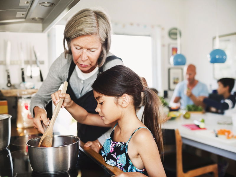 Ältere Frau und Mädchen kochen zusammen, gemeinsames Essen bei Appetitlosigkeit