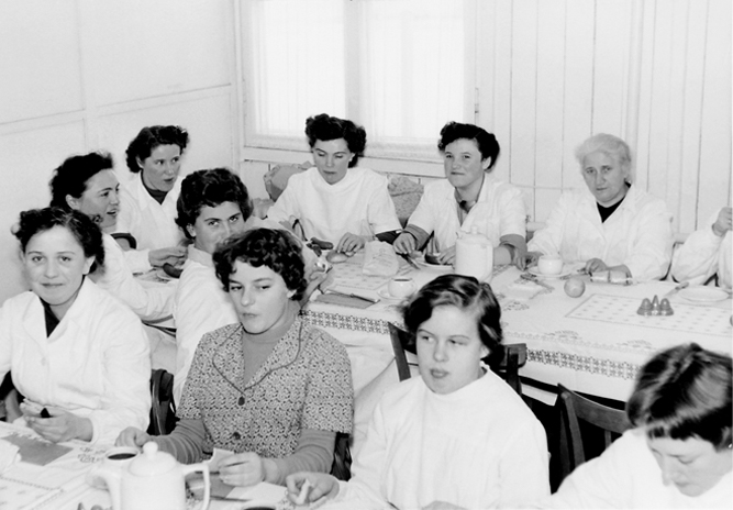 Betrieb 50er Jahre: Frauen beim Mittag